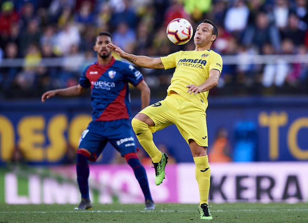 Los médicos habían anunciado a Cazorla, tras varias lesiones, que difícilmente podría volver a jugar. Pero su empeño pudo más. Volvió a los terrenos de juego. La oportunidad se la dio el Villarreal; él solamente quería probarse, ver si podía. Pues bien: ha sido el tercer máximo asistente de LaLiga Santander y el jugador con mayor porcentaje de pases que terminan en disparo a puerta (a pesar de jugar un rol en su equipo que a veces le obliga a entrar en contacto con la pelota muy cerca de su portero).