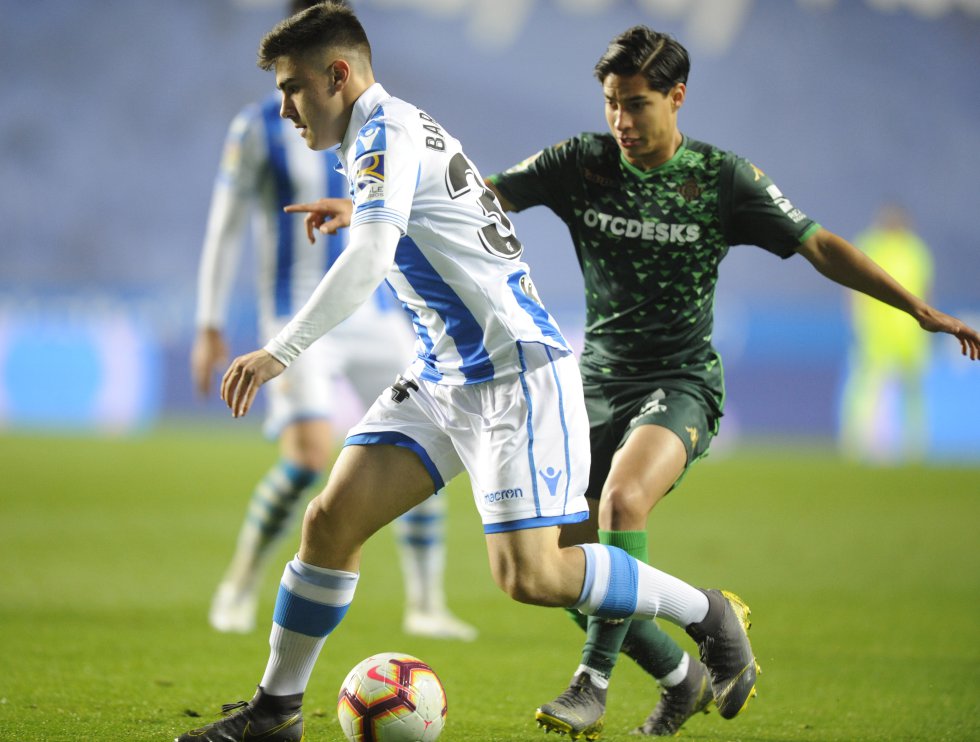 Ander Barrenetxea nació en San Sebastián en 2001. Fue el primer futbolista nacido en el siglo XXI en debutar en LaLiga Santander y tiene también el honor de ser el goleador más precoz en la historia 'txuri urdin': 17 años y 136 días. Le marcó ni más ni menos que al Real Madrid (jornada 37) pero, tras el pitido final, Barrenetxea volvió a su realidad. Estudia segundo de bachillerato y todavía tiene por delante los exámenes de Selectividad. En la fotografía aparece en un duelo con otro de los jóvenes prometedores de LaLiga Santander, Diego Laínez, mexicano de 18 años.