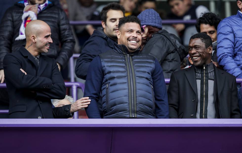 Ronaldo, uno de los más excelsos y letales delanteros que ha dado el fútbol, se convirtió en septiembre en el máximo accionista y presidente del Real Valladolid. Y en el club pucelano vivió "el mejor día" de su vida. Eso declaró cuando el equipo confirmó la permanencia de LaLiga Santander en la penúltima jornada. En la imagen, Nazario sonríe desde el palco, acompañado de su excompañero en el Real Madrid Clarence Seedorf.