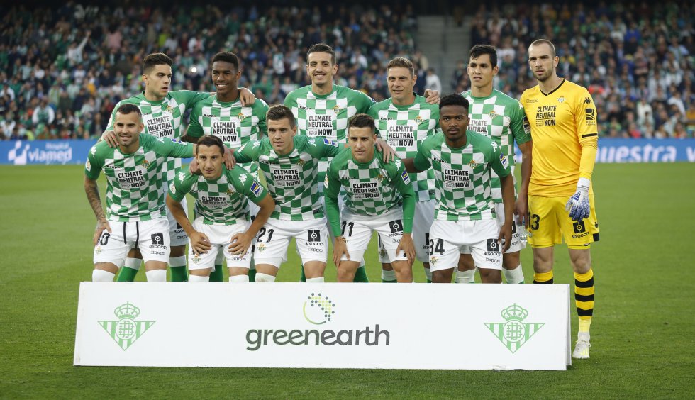 Los residuos de los plásticos recogidos en el Benito Villamarín, en Sevilla, terminaron convertidos en las camisetas que los jugadores lucen en la foto, zamarra que vistieron en el partido que les enfrentó al Valencia CF (jornada 33) y que supone un auténtico alegato contra la contaminación y por el reciclaje.