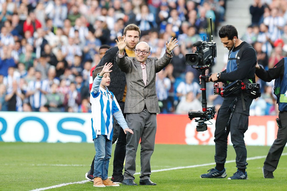 Jesús Vidal conmocionó a España con su discurso en la gala de los Goya, tras recibir el galardón a mejor actor revelación por 'Campeones'. Y parecido debió sentirse él cuando le tocó ejercer de maestro de ceremonias y hacer el saque de honor en Anoeta, pues Vidal reconoció en una entrevista a la SER que tenía "corazón 'txuri urdin".