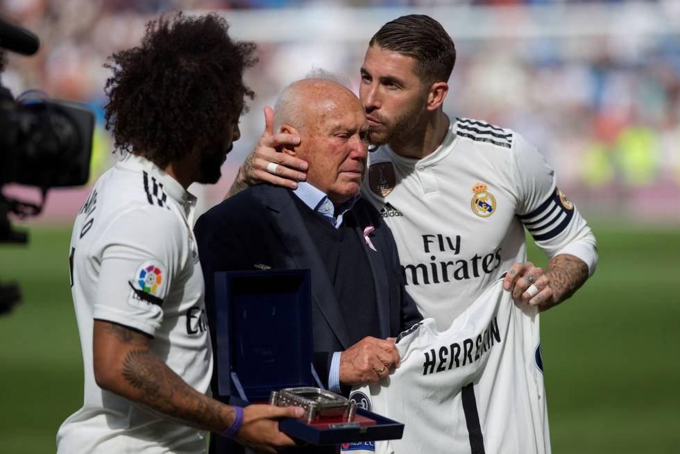 Agustín Herrerín trabajó durante más 50 años para el Real Madrid, fue 18 temporadas el delegado, hasta que una enfermedad en 2017 lo apartó del equipo blanco. En octubre se apreció una mejoría en su salud y el Real Madrid quiso aprovechar para brindarle un homenaje, al que pertenece la fotografía, en el que Ramos y Marcelo, capitanes, le hicieron entrega de una camiseta con su nombre y el número uno y una réplica de plata del Santiago Bernabéu. En abril, sin embargo, Herrerín fallecía a los 84 años.