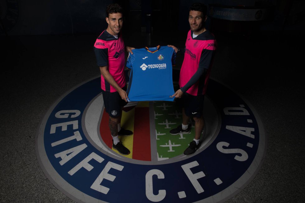 El azul de las camisetas del Getafe es el azul de los monos de trabajo de los obreros. El equipo tiene claros sus orígenes, sabe adónde mirar para ser mejor. Y este año, el trabajo del entrenador José Bordalás ha conseguido que los jugadores rindan como jamás antes lo habían hecho, tanto que se hallan peleando por la cuarta posición. Ninguno mejor ejemplo de ello que Jaime Mata (a la izquierda, con su pareja atacante Jorge Molina), el año pasado goleador en LaLiga 1|2|3 y este, a sus 30 años, delantero estrella del equipo y llamado por la selección nacional. Cada uno ha marcado 14 goles.