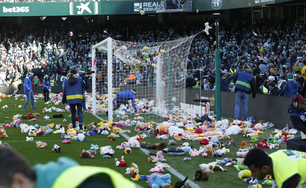 Esta temporada el Real Betis importó una iniciativa surgida en estadios alemanes. El sábado 22 de diciembre de 2018, los 50.000 aficionados que poblaban las gradas del Benito Villamarín arrojaron 16.000 peluches al césped, juguetes que luego se donaron el día de Reyes a diez asociaciones andaluzas para que ningún niño se quedara sin regalo. Prácticamente uno de cada tres asistentes tomó parte en la iniciativa solidaria organizada por el equipo.