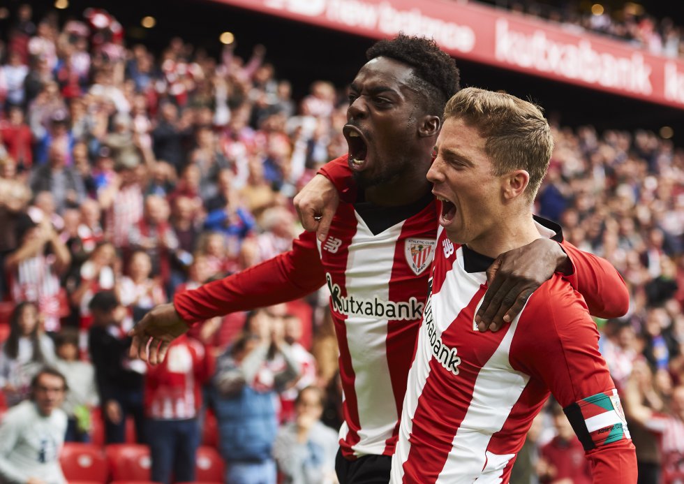 Nadie desde Juanan Larrañaga con la Real Sociedad (llegó a los 202) jugaba tantos partidos seguidos en LaLiga Santander como Iñaki Williams: el delantero de 24 años no se ha perdido ningún choque liguero desde el 20 de abril de 2016 y cerrará la temporada con 119 seguidos. Además, el Athletic de Bilbao, un ejemplo de fidelidad de sus jugadores a unos colores, ha impulsado una política en la que estrellas como Iker Muniain han renunciado a la cláusula de rescisión (ambos se abrazan en la imagen).