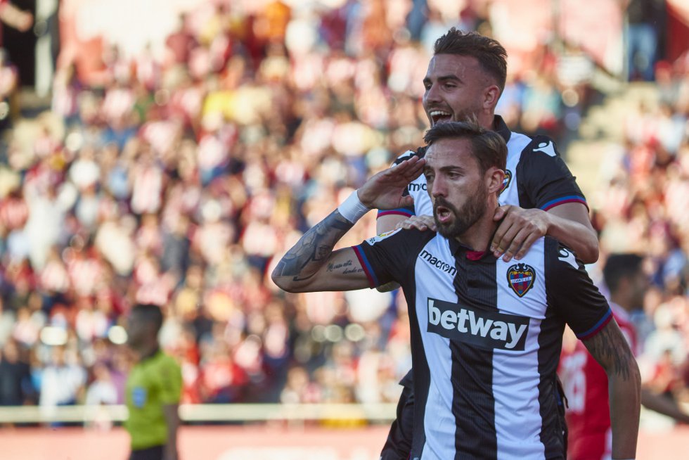 Lo apodan El Comandante y como tal ejerce en el campo. Su presencia no pasa desapercibida. José Luis Morales no marcó su primer gol en la máxima categoría hasta los 27 años —a los 23 todavía no era profesional— y, sin embargo, su progresión, aunque tardía, ha sido espectacular y se ha convertido ya en el máximo artillero de la historia del Levante UD en LaLiga Santander (32) y el segundo jugador granota con más partidos. Este año sus registros han alcanzado la cúspide: 12 tantos y 5 asistencias.