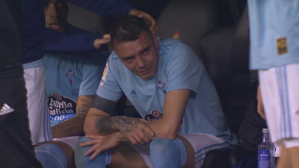 Nadie siente más la camiseta que él. Juega para el equipo del que siempre fue, vive donde siempre, con los amigos con los que creció. Cuando Iago Aspas volvió al banquillo tras dirigir con dos goles la remontada ante el Villarreal y salvar así una derrota que hubiera acercado al Celta al abismo del descenso, Aspas no pudo sino romper a llorar. Había vuelto a jugar tras una larga lesión. En las primeras declaraciones dijo que era el momento más feliz que recordaba. Luego, se acordó también del nacimiento de sus hijos e invirtió el orden. Sus lágrimas son el mejor ejemplo de lo que es y lo que debe ser el fútbol.