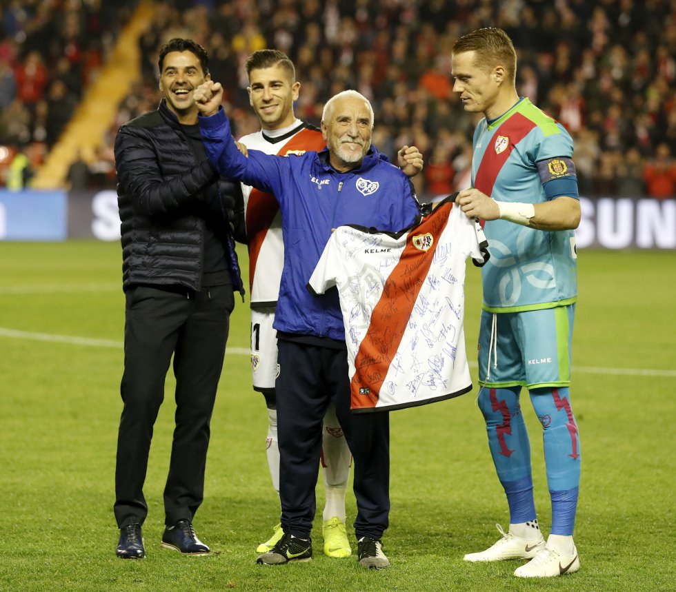 Isidoro Prieto, 'Isi', ingresó como utillero del Rayo Vallecano en 1988. Tras 30 años de dedicación en los que se convirtió en una de las figuras más queridas por la afición, esta temporada optó por jubilarse. En otros tiempos llegó a llevarse de cervezas por el barrio a estrellas como Hugo Sánchez. "Sigo yendo a la grada, el Rayo es Vallecas, y la gente me pregunta: ¿a qué te dedicas ahora que no tienes que cargar tanto bulto?".