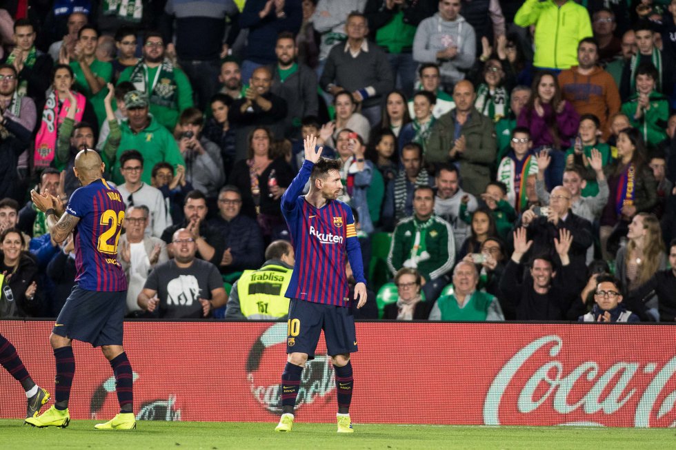 Messi recibió el balón atrás de Rakitic y conectó un sutil disparo de vaselina con la pierna izquierda desde la frontal del área que batió a Pau López para marcar el 1-4 definitivo al Real Betis. Automáticamente, la grada verdiblanca, rendida a su talento, no solo lo aplaudió sino que coreó con fuerza su nombre. Un ejemplo de deportividad. Y de admiración.