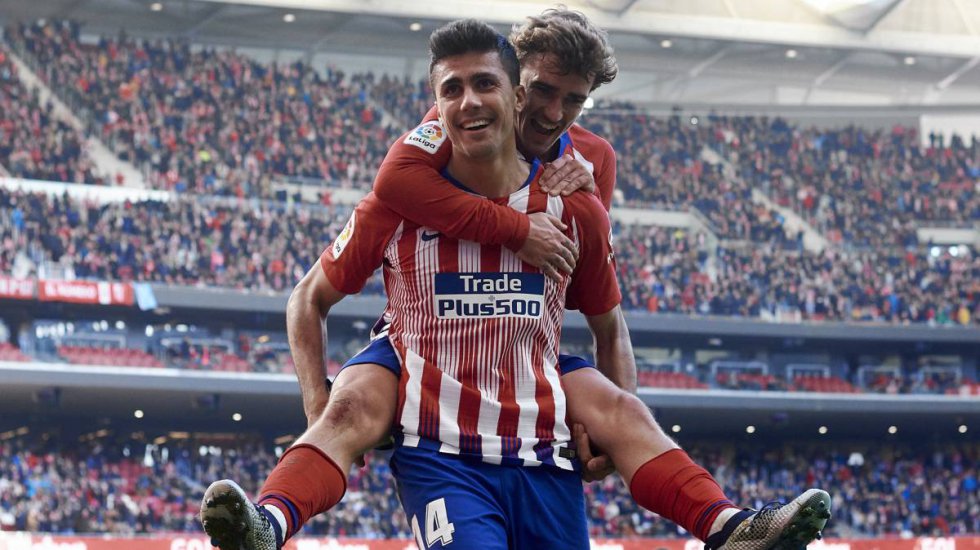 Ante el Eibar y la Real Sociedad Rodrigo, centrocampista del Atlético de Madrid, consiguió el hito de superar los 40 pases sin fallar uno solo. Se ha convertido, con 22 años, en el motor de un equipo al que llegó esta misma temporada. En la imagen, con Griezmann, estrella rojiblanca que recientemente ha anunciado que abandonará el club al final de la presente campaña.
