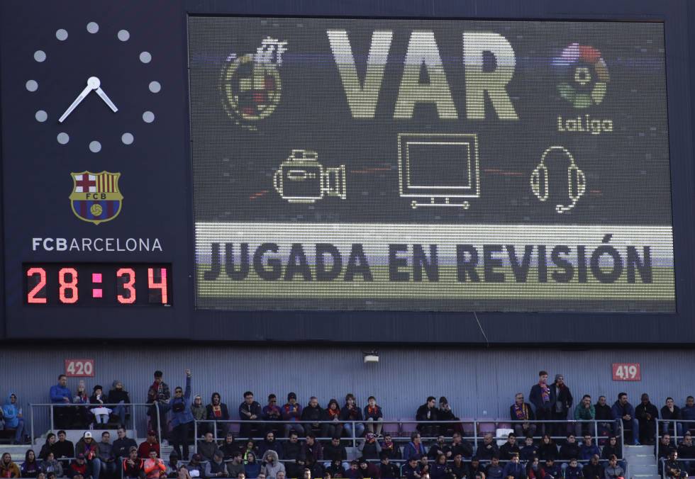 La implantación del VAR es sin duda la gran innovación de LaLiga Santander de este año. La primera vez en que intervino fue en Vallecas. El colegiado Mateu Lahoz había interpretado que el Sevilla marcó su cuarto gol en fuera de juego pero, desde la cabina, los árbitros del VAR le indicaron que la posición era legal. Cinco minutos después, volvió a aparecer. Se había señalado una falta fuera del área que, sin embargo, había ocurrido dentro. Embarba chutó el penalti y puso el definitivo 1-4. El VAR actúa de media una vez cada 3,3 partidos. El balance es muy positivo: se han reducido significativamente los errores arbitrales.