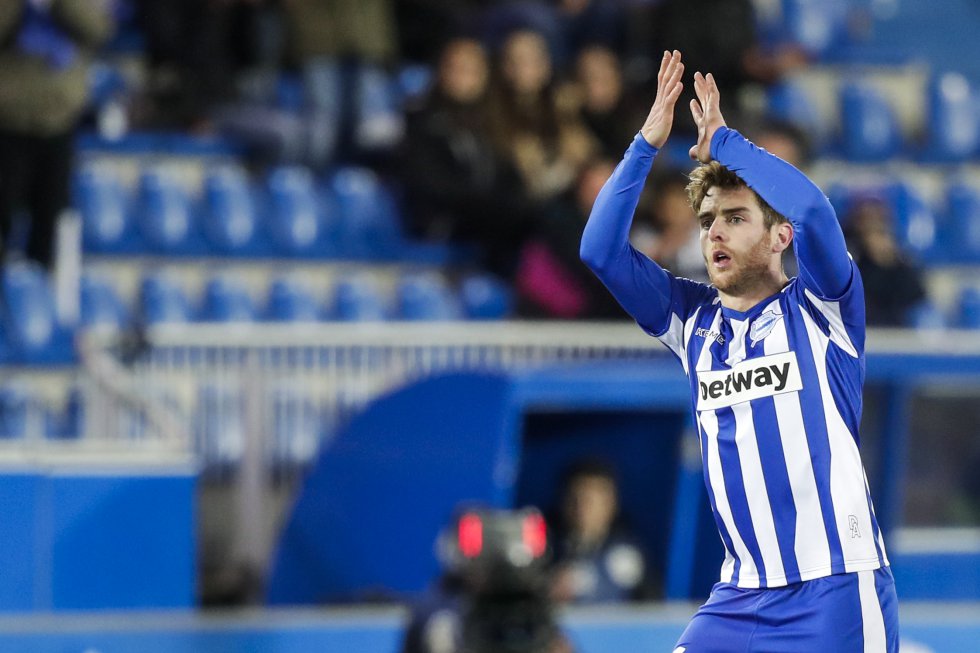 Ibai Gómez firmó con el Alavés en 2016 y, esta temporada, se estaba cumpliendo lo que él mismo predijo en rueda de prensa para el club babazorro: volvían a disputar la pelea por los puestos europeos. Sin embargo, en enero recibió la llamada del Athletic de Bilbao, club que había sido su hogar mucho tiempo, y decidió aceptarla. "Volver a casa", dijo en el sentido cortometraje con el que dio las gracias y quiso despedirse de todos los aficionados de Vitoria, en un gesto inaudito de grandeza. En la imagen, Ibai se despide de Mendizorrotza el 5 de enero, su último partido con el glorioso.