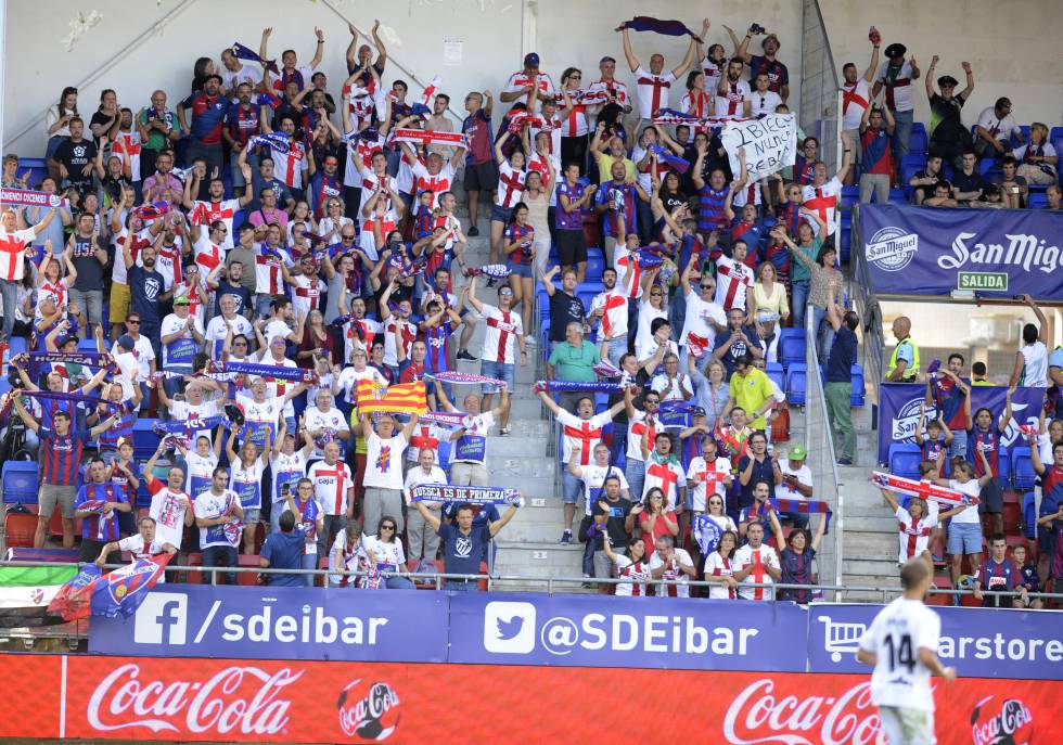 La SD Huesca debutó en la máxima categoría del fútbol español con una feliz victoria en el campo del Eibar. Anotó por partida doble Álex Gallar para el 1-2 final, el primero transcurridos apenas cinco minutos del encuentro y tras una jugada individual extraordinaria. La afición ha disfrutado del paso del equipo por LaLiga Santander. Sus aficionados han acompañado al equipo en sus viajes (a Madrid fueron cerca de 2.000) y El Alcoraz ha sido uno de los estadios que con más frecuencia rozó el lleno.
