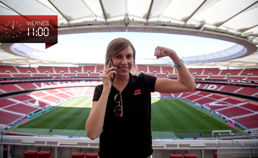 No son aún las 11 de la mañana del viernes (más de 35 horas antes del Atlético de Madrid- Real Madrid del pasado domingo) y Katarzyna Humska ya no se despegará del teléfono ni un segundo hasta el domingo. Esta productora de Mediapro coordina el dispositivo organizado para la retransmisión, que consta entre técnicos, cámaras y demás profesionales de 153 personas. “Empecé de becaria en producción y, según parece, se me dio bien”, dice humilde Humska, polaca que lleva más de una década en España. Cada vez que le suena el teléfono responde con la misma amabilidad —a pesar de que la frecuencia de los timbrazos desquiciaría a cualquiera—; nunca, ni una sola vez, olvida un dato o una tarea pendiente.