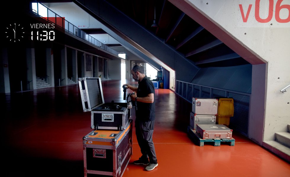 Las primeras horas de ajetreo transcurren descargando camiones y distribuyendo las cajas acorazadas para proteger el sofisticado material que debe llegar a todos los rincones del Wanda Metropolitano.