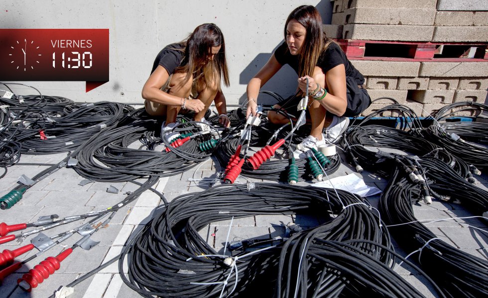 Cada cámara requiere unos 250 metros de cable y, para ElDerbi de Madrid hubo 27 emitiendo (sin contar las 38 que se usan para generar las repeticiones en 360 grados o las que recogen ‘big data’ para el departamento de Mediacoach de LaLiga), según el testimonio de uno de los jefes técnicos del dispositivo de Mediapro, Carlos García. En total, más de 6.000 metros de cableado a los que hay que sumar los cerca de 2.000 de los micrófonos del campo y el resto de elementos. En la fotografía, las hermanas Inés y Oliva Suárez desenmarañan uno de los rollos. Luego, durante el fin de semana, no solo formarán parte del equipo de montaje sino que ambas estarán detrás de dos cámaras durante el partido.