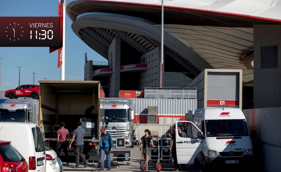 El primer cometido de la coordinadora es facilitar el aparcamiento de todo el equipo rodante: tres unidades móviles, cuatro unidades de transmisión de la señal, una grúa y nueve vehículos auxiliares (los que cargan el material). El espacio vallado que ocupan bajo la gran bandera rojiblanca del Wanda Metropolitano será el centro de mandos, lo que en la jerga se denomina el ‘TV Compound’, por el que pulularán sin cesar miembros de los equipos técnicos, de producción y de realización: 79 dedicados a la señal en directo y 74 a personalizar la misma (los encargados de las conexiones previas al partido y posteriores o los audios de los distintos comentaristas de diferentes canales, por ejemplo).