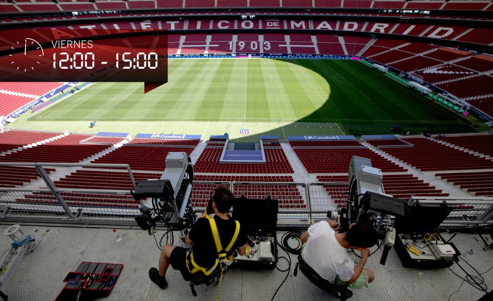 Al mediodía del viernes comienzan las labores de montaje de dos de las cámaras que más influyen en cómo se ve un partido por televisión, la del plano general, el más frecuente, que acompaña la acción de la pelota (conocida como cámara 'master') y otra que, desde la misma perspectiva pero dotada de teleobjetivo, ofrece una aproximación a cada lance (la de 'cortos'). Ambas se sitúan en una plataforma en la tribuna del estadio. Los trabajadores deben estar sujetos por un arnés mientras atornillan los soportes, sitúan y configuran las cámaras, y seguirán atados por seguridad durante el partido. Los técnicos de Mediapro acumulan una experiencia media de cuatro temporadas (lo miden como se mide el calendario futbolístico), dato nada baladí dado que a las 23.00 horas del sábado, inmediatamente después de ElDerbi, debieron desmontar la instalación para trasladar las mismas cámaras al estadio Ciudad de Valencia del Levante UD para el partido del domingo.