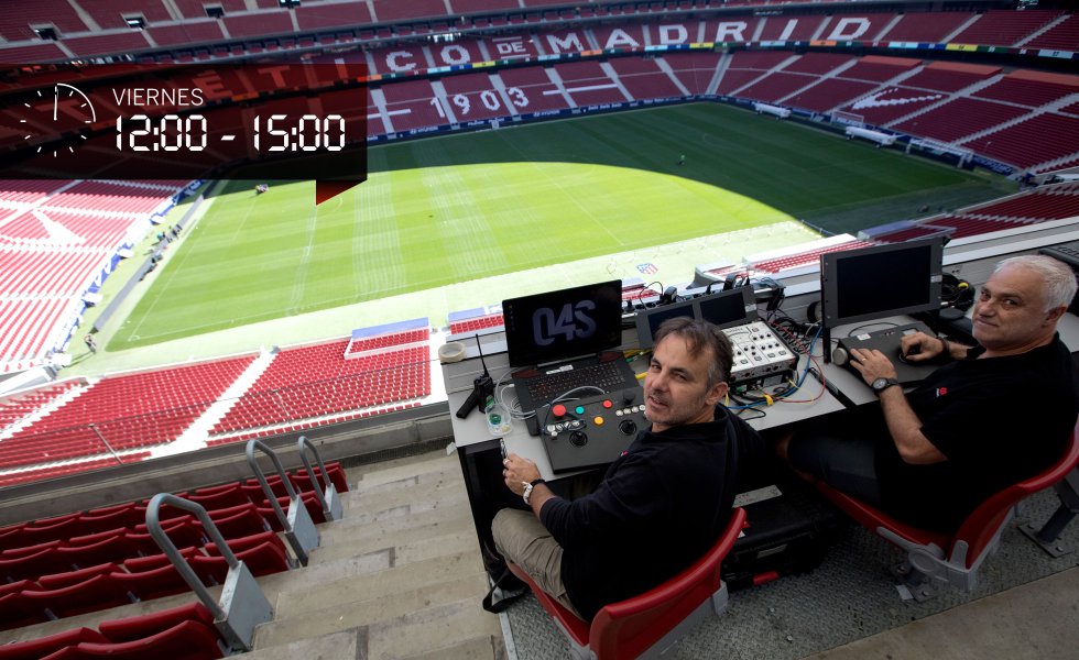 La cámara aérea necesita dos operadores: uno para moverla y otro para manejarla. Luis Pascual (izquierda) y Xavi Cardona intercambian los papeles cada jornada. Llevan tres décadas trabajando juntos, primero en Canal Nou (Valencia) y, tras su desaparición en 2013, en Mediapro. Ambos se formaron practicando en uno de los estadios de su ciudad, Mestalla para integrarse en el equipo de Cámaras Especiales que Mediapro estaba entonces desarrollando y, desde ese momento, se han convertido en el equipo de pilotos estrella, dada su enorme complicidad. Suelen estar a los mandos en todos los grandes partidos. “Hay realizadores que pinchan nuestra imagen con mucha frecuencia”, explica Cardona.