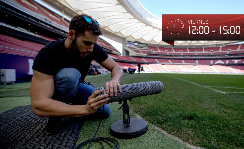 Es la una del mediodía del viernes y Gustavo Cantero, tras cubrir los cables con los pliegos de césped artificial que bordean el campo, coloca en el córner del fondo sur el primero de los 12 micrófonos que situará sobre la hierba. “Hay veces en que un balonazo los tumba o descoloca. La última vez que me pasó fue hace menos de un mes, en un partido en Leganés. En ese momento lo que tenemos que hacer es dar aviso, que a su vez alguien informe a seguridad de que uno de nosotros va a saltar a colocarlo —para no terminar placados por ellos— y, tras su OK, saltar lo más rápida y discretamente posible”, sonríe explicando Cantero. Desde la temporada pasada LaLiga utiliza una tecnología muy novedosa. El campo está parcelado y los micrófonos reciben la información de dónde está transcurriendo el juego, de tal forma que se activan y ecualizan automáticamente para ofrecer el sonido justo de donde tiene lugar la acción.