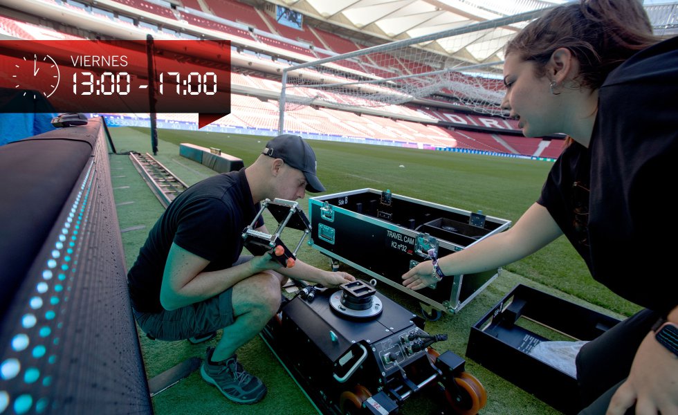 Es uno de los montajes más laboriosos. Primero el raíl, luego el soporte que rodará encima y por último la cámara y el asiento con los mandos. Aunque comienzan a mediodía no es hasta entrada la tarde que lo dan por finalizado y hacen las primeras pruebas. Andrea Miralles trabaja incansable. Durante el partido no será ella sino John R. Becerra quien la controle. “Yo quiero dedicarme a la realización pero estimo que, antes, para saber, para no pedir imposibles, tengo que conocer el montaje y funcionamiento de todos los tipos posibles de cámara”, afirma Miralles.