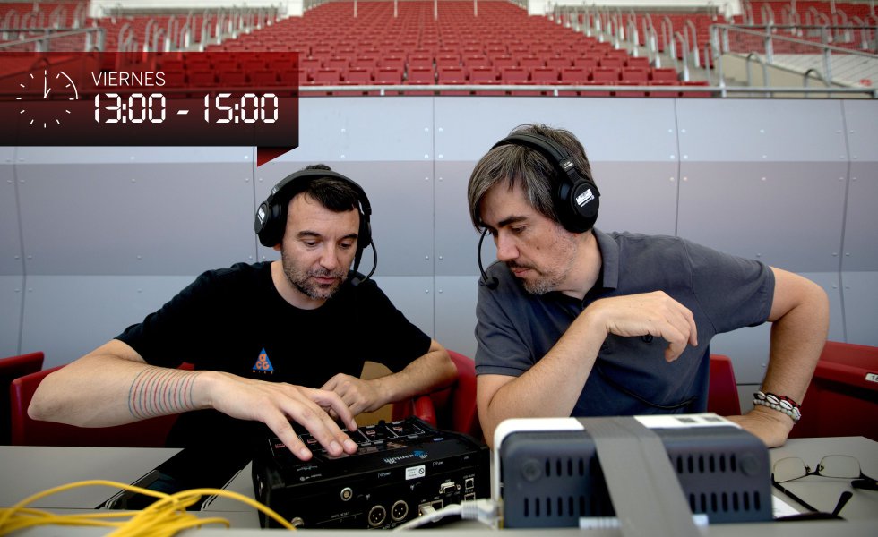Muchas cadenas extranjeras prefieren narrar el partido desde estudios emplazados en sus países, pero hay quienes optan por desplazar hasta el campo a sus periodistas. 48 fueron a ElDerbi de Madrid. En la imagen, Pere Solé y Sergio Rodríguez instalan el puesto que ocuparán en la tribuna de prensa dos narradores belgas. “Hasta ahora lo común era instalar una línea telefónica para sus conexiones. Para este partido estrenamos nuevas consolas que directamente envían el audio a través de una IP, mediante un router”, explica Solé. Algunos medios prefieren traer sus propios equipos técnicos así que, en torno a las dos del mediodía del viernes, ambos han concluido su tarea.