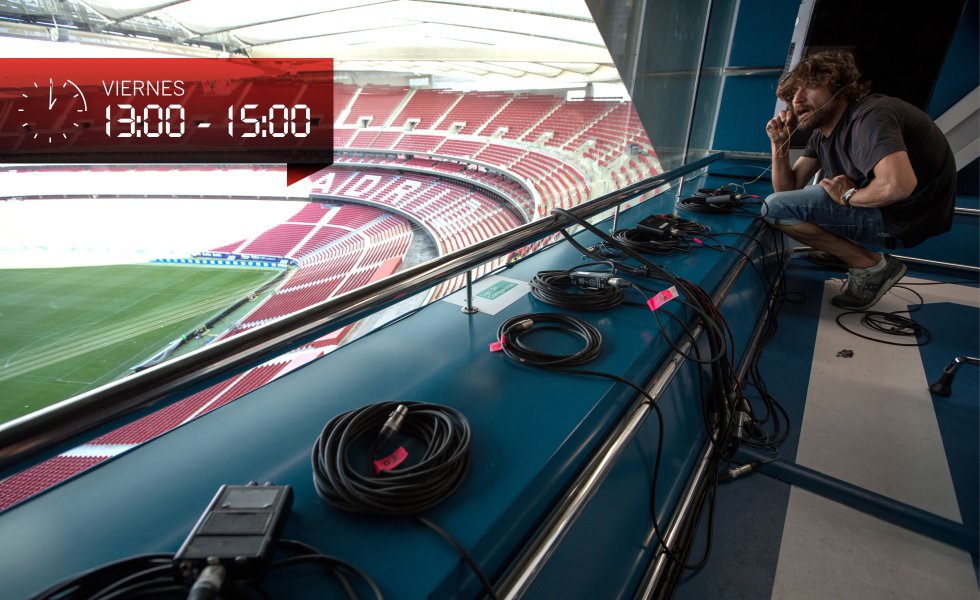 En buena parte de los estadios españoles los platós desde los que se emiten los programas son efímeros: se levantan y desmontan en cuestión de horas. No así en el Wanda Metropolitano, que tiene un espacio fijo, con mobiliario, asomado a la grada. En él trabaja Gregorio Contreras, poniendo a punto todos los micrófonos. Viene, dice, los fines de semana. A diario trabaja en la serie de TVE 'Acacias 38' y, cuando puede, se dedica a su gran pasión: la música.