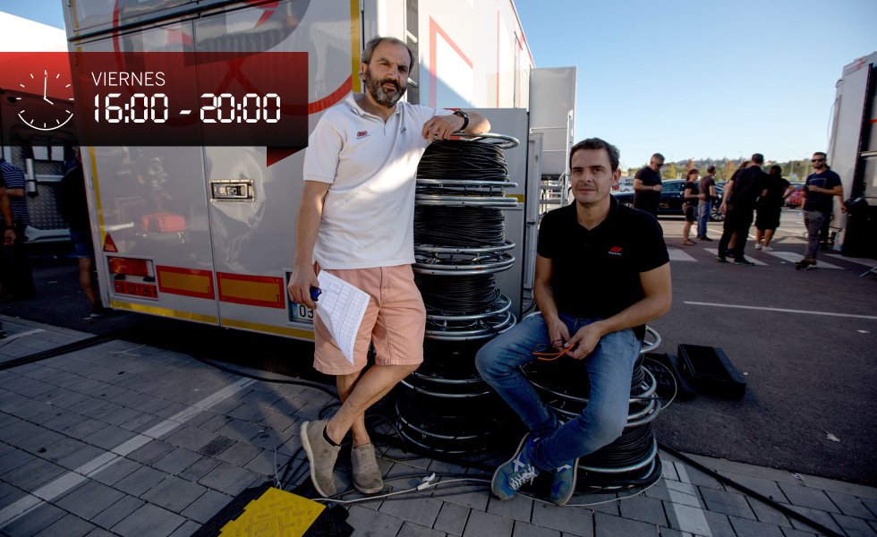 Carlos García (izquierda) y Jaime Baña son los máximos responsables del despliegue técnico. “No me retratéis con cables, por favor, que va a parecer que somos prehistóricos”, bromea García. Lo cierto es que utilizan controladores punteros. Durante la tarde del viernes se ocuparán de configurar las unidades móviles. “Aunque parezca extraño, de un partido a otro cambia todo; venimos de uno con 16 cámaras y pasamos a uno de 27 y en 4K-HDR, hay que ajustar todo de nuevo”, sentencia.