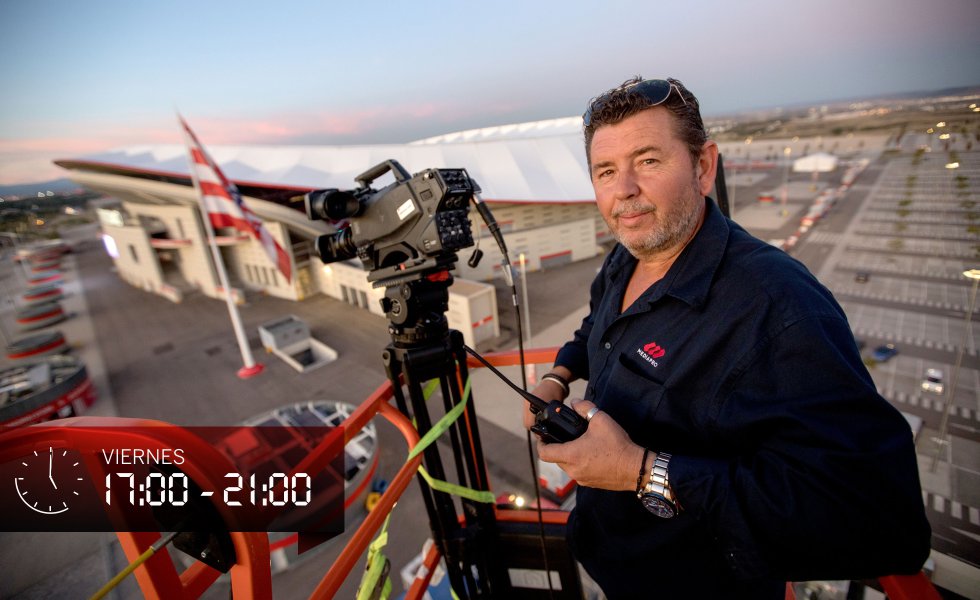A las 16.00 horas del viernes comienzan las maniobras de la grúa en el campamento base de Mediapro. Cargan en un lado de la cesta el trípode y la cámara para el ambiente exterior (conocida como beauty), y en el otro la antena que servirá para recibir la señal emitida por las cámaras del helicóptero. Se aseguran de que la longitud del cable conectado será suficiente: la grúa se eleva 40 metros sobre el suelo. En ella va Diego Miralles, el coordinador de todo el equipo de cámaras especiales. Es el único técnico con un premio de periodismo Ortega y Gasset, otorgado en 2003. Estuvo en Irak (y en otros conflictos bélicos); estaba con José Couso cuando el disparo de un tanque americano al balcón del hotel Palestina acabó con su vida.