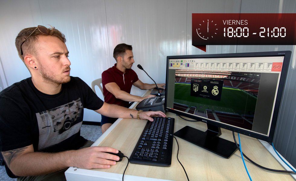 Eduardo de Gispert y Adrián Gomara trabajan solos en el interior de uno de los furgones. Su misión es la de ir ofreciendo en todo momento los grafismos sobreimpresionados en la pantalla que en distintos momentos de la retransmisión el realizador irá pinchando: la presentación animada de las alineaciones, de los escudos de ambos oponentes, las mediciones de velocidad con la estela de la carrera de un jugador o su mapa de calor. Y el marcador, claro. “Estamos muy atentos a lo que dicen los comentaristas y vamos generando lo que nos parece más relevante y aporta a la comprensión del espectador. Esto es mucho más complicado en baloncesto, donde además tenemos que ir picando a mano las estadísticas: puntos, rebotes, los tiros fallados y desde dónde…”, relatan ambos. Ellos reciben los datos estadísticos del departamento de Mediacoach de LaLiga.