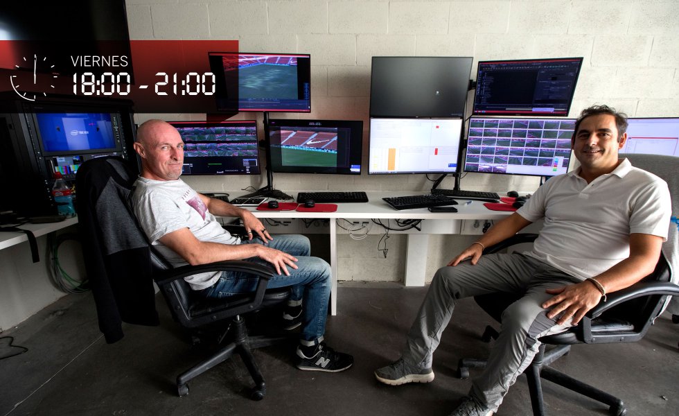 El novedoso sistema de repeticiones de 360º que singulariza las retransmisiones de LaLiga se basa en 38 cámaras fijas en 5K empotradas en el segundo anillo. Concentran su foco en las áreas y, cuando se produce en ellas una acción digna de ser examinada en todo detalle —un gol o un disparo a puerta, una parada…—, los hombres de la foto, Santiago Delgado y Enrique García, escogen el fotograma adecuado y reconstruyen la imagen en 360 grados para ofrecérsela al espectador en una repetición. “Duran un poco más que las usuales, así que sólo pueden emitirse en momentos de parón largos de juego”, atestiguan. Normalmente se muestran seis por partido.