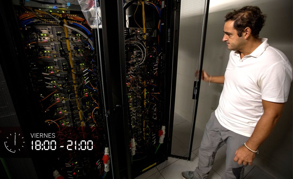 “Cada una de las bandejas con cables que se ven aquí cuestan como cuatro de los portátiles más caros del mercado”, explica Santiago Delgado, técnico del sistema 360º. “Seguro que suma varios millones de euros”. Lo que muestra es el servidor para crear el efecto 3D y que almacena los discos duros necesarios para guardar las repeticiones en 360 grados de cada partido, una enorme cantidad de información teniendo en cuenta que se gastan dos de seis Tb de capacidad por encuentro. La sala donde se sitúa este servidor ha de estar refrigerada. Esta tecnología se halla presente ya en seis estadios: el Santiago Bernabéu (Real Madrid), el Camp Nou (FC Barcelona), San Mamés (Athletic de Bilbao), Mestalla (Valencia CF), el Sánchez-Pizjuán (Sevilla FC) y el propio Wanda Metropolitano (Atlético de Madrid), y próximamente se instalará en el Benito Villamarín (Real Betis) y en el Reale Arena, antiguo Anoeta (Real Sociedad).