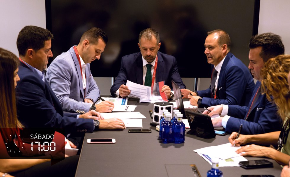 A las cinco en punto, en la sala Cholo Simeone de las oficinas del Atlético de Madrid, se reúnen los máximos responsables de ElDerbi fuera del terreno de juego. Son, de izquierda a derecha: Cote Cano, productora de Mediapro; Guzmán Martínez, director de partido secundario y Luis Cote, el principal; por parte del Atlético de Madrid Ricardo Casáñez, responsable de operaciones; Antonio Castillo, responsable de Directores de Partido de LaLiga, junto a Sergio Sánchez, el responsable de Producción Audiovisual de LaLiga y, por último, Raquel Lozano, del Atlético de Madrid. Se debaten todos los pormenores (desde las horas permitidas para el riego del césped a las conexiones sobre el verde de periodistas extranjeros), incluidos los que afectan a la producción audiovisual. Es un momento de vital importancia.