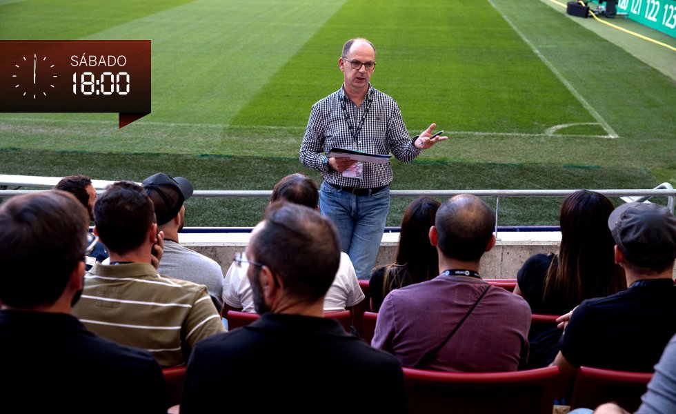 A las seis de la tarde, Óscar Lago reúne a su equipo en la grada más baja. “Pepe, tú a la master; John, tú al travelling, ¿lo has podido probar ya?”. Como si del entrenador de un equipo se tratara, Lago va ubicando a cada uno de sus operadores de cámara en uno de los 27 puestos disponibles y especificando lo que espera de ellos: “Tú, atento a Joâo Félix y Hazard, tú entrenador visitante, acordaos, mejor pecar de plano abierto que de cerrado…”. Sus instrucciones son escuchadas con reverencia, interrumpidas solo de vez en cuando por los chistes que seguidores rojiblancos y madridistas se cruzan y por el ensordecedor barullo que se escucha ya proveniente de los aledaños del estadio. La afición del Atlético de Madrid empieza a agolparse para animar a los suyos.
