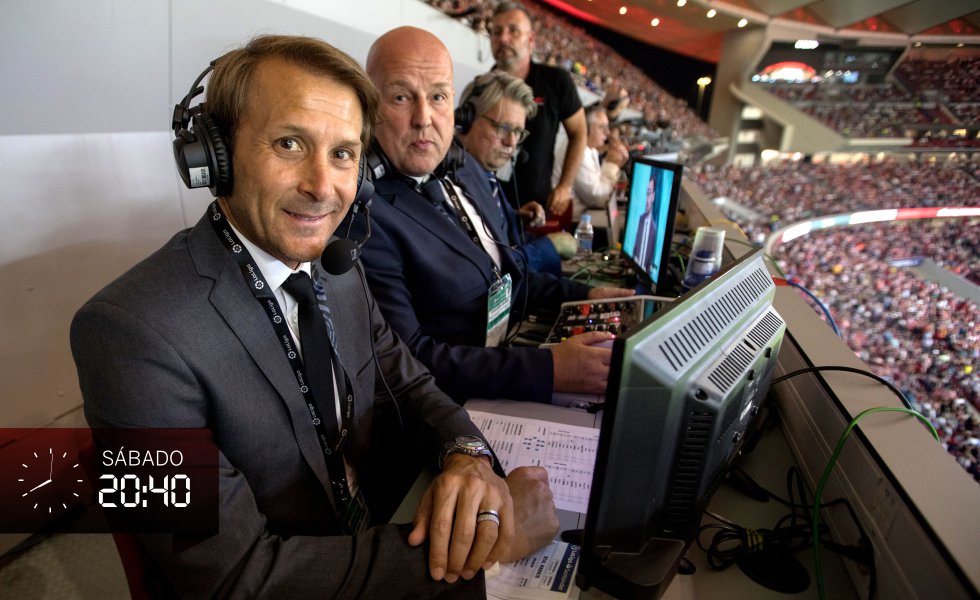 Desde las 20.30, media hora antes de que suene el pitido inicial, los medios ya están apostados y listos en la tribuna para la que se les avecina. Muchos han comenzado ya la emisión. Gaizka Mendieta, acompañado de los periodistas Simon Hanley y Graham Hunter, fue el encargado de poner voz a la señal internacional de LaLiga de ElDerbi. Muchos de los 180 países que retransmiten LaLiga usan la señal internacional de audio.