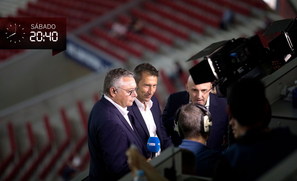 Son probablemente tres de las caras más conocidas del fútbol español por su dilatada experiencia comentando. En pie en la primera fila de las tribunas de prensa y con los únicos focos de la zona apuntándoles, los tres comienzan la previa de la narración de espaldas al terreno de juego. Unos minutos más tarde los acompañarán (se sentarán junto a ellos, sin entrar en la retransmisión) el exlateral izquierdo del Real Madrid Roberto Carlos y el equipo de comentaristas internacionales, con Gaizka Mendieta.