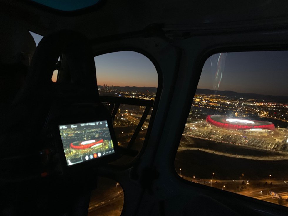 Pedro Viamonte pilota el helicóptero que sobrevuela el estadio. Unas horas antes ha realizado la primera prueba de vuelo. Llega la hora de la verdad y Diego Miralles, desde la cámara, consigue uno de los planos más aplaudidos en redes sociales los días posteriores a ElDerbi: el recorrido en imágenes desde el antiguo estadio del Atlético, en vías de demolición, el Vicente Calderón, a los aledaños del Wanda Metropolitano, engalanado para la ocasión y con las luces de la cubierta refulgiendo. “La labor arriba es complicada, no hay enchufes a la corriente, todo va a 28 voltios y con un conversor, y hay veces que hay quien trata de conectar el cargador del móvil porque se queda sin batería y tenemos que impedírselo, o de lo contrario el helicóptero se vendría abajo”, cuenta jocoso, con el mismo humor con que describe cómo tiene que acercarse varios metros a tierra cada vez que pasa un avión comercial, dada la cercanía del aeropuerto de Barajas al Wanda, con las complicaciones que ello supone.