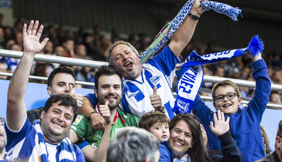 Aficionados del Alavés en Mendizorroza.