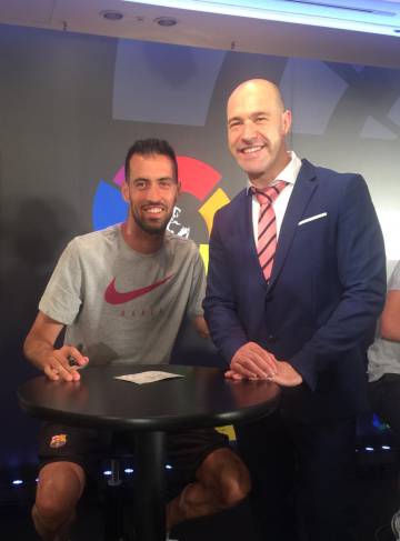 El empresario Iñigo Guerrero con el futbolista Sergio Busquets, el pasado julio en Kobe (Japón).
