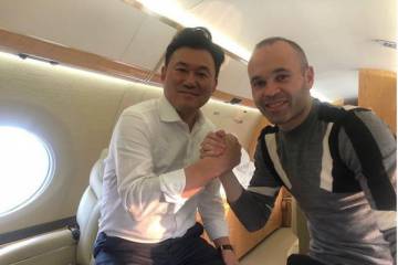 El futbolista Andrés Iniesta junto al propietario del Vissel Kobe y director ejecutivo de la firma Rakuten, Hiroshi Mikitani, en mayo de 2018.