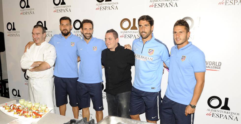 De izquierda a derecha, los futbolistas Carlos Moyá, Juanfran Torres, Raúl García y Koke Resurrección en la Spain Experience de México en 2014.