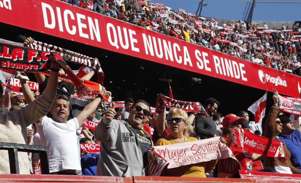 Aficionados del Sevilla en el Ramón Sánchez Pizjuán.