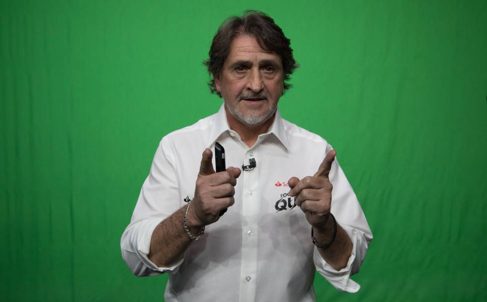 El periodista Raúl Ruiz, durante la grabación del Santander Football Quiz.