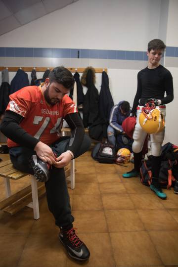 Dos jugadores de los Osos Rivas junior, listos para salir al entrenamiento.
