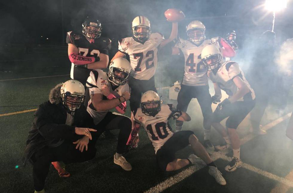 Los jugadores del LG OLED Black Demons, protagonistas del videoclip del productor español Veluzz.