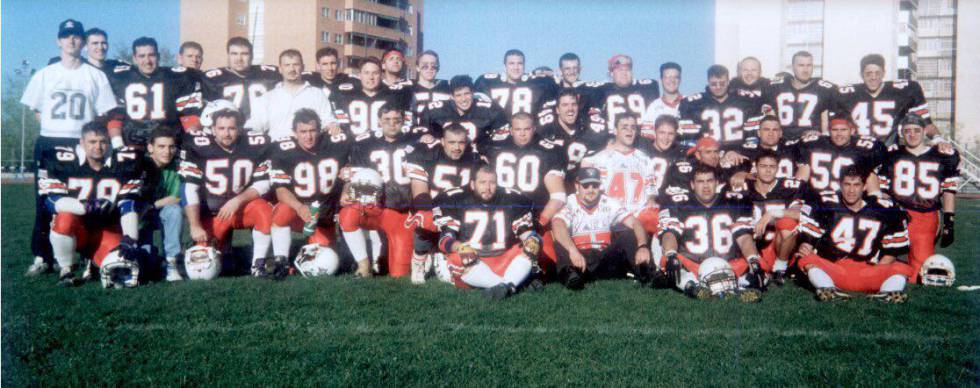 Enrique Martín, el número 71, en el centro, y el equipo de los Osos Rivas en 1994.