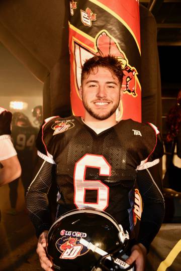 Trenton Jones con el uniforme de los LG OLED Black Demons.