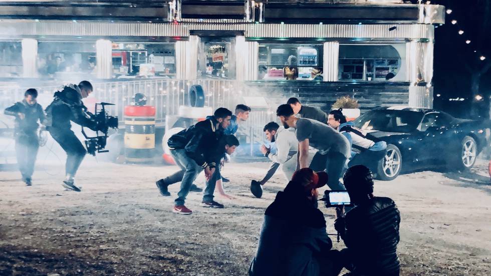 Los jugadores de los Black Demons durante el rodaje de un videoclip del productor español, Veluzz.