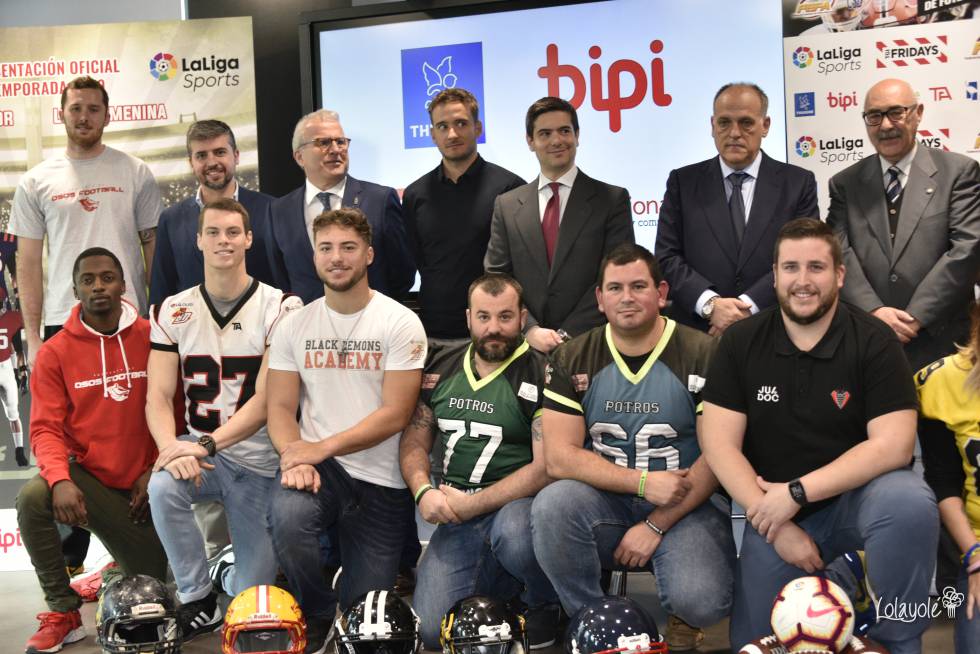 Jugadores y dirigentes de la Liga Nacional de Fútbol Americano, en la presentación de la competición en LaLiga con Javier Tebas.