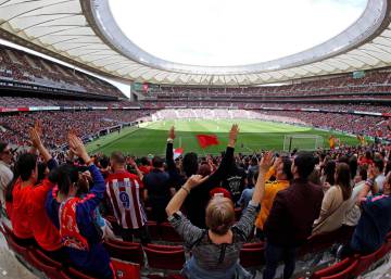 El Barcelona derrota al Atlético y comprime la Liga femenina en un partido con récord mundial de asistencia